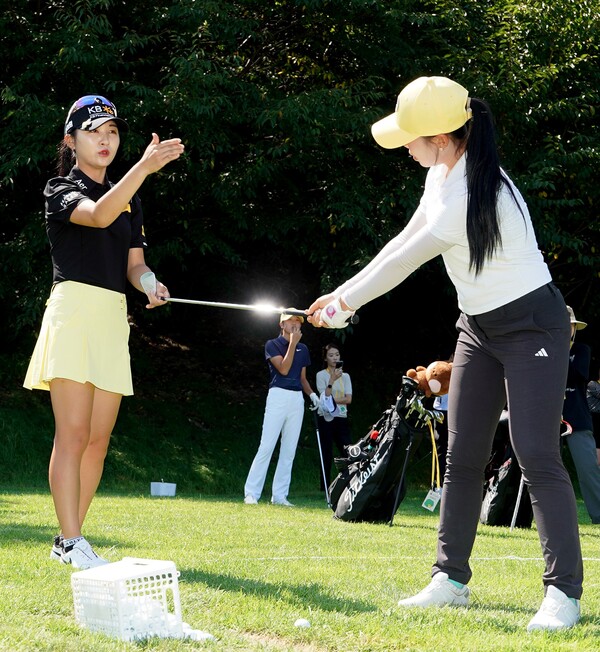 이예원 선수가 꿈나무 레슨을 진행하고 있다. 사진=KB금융그룹