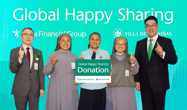 이은형 하나금융그룹 부회장(맨 오른쪽)이  마리아수녀회가 멕시코에 세운 자선기숙학교 '찰코 소녀의 집'에 공학용 계산기 등 교육물품 기증식에서 허태완 주멕시코 대사(맨 왼쪽), 마르타 멘도사 베르나디노 교장수녀(왼쪽 두번째), 학생대표(왼쪽 세번째)와 함께 기념촬영을 하고 있다. 사진=하나금융그룹