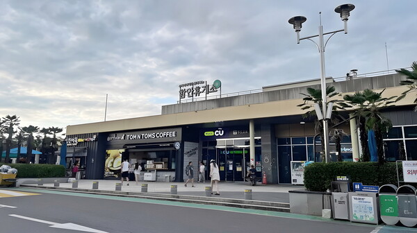 풀무원의 푸드서비스 전문 기업 풀무원푸드앤컬처가 운영하는 한국도로공사 부산경남본부 함안휴게소가 부산경남 지역 고속도로 휴게소 중 최초로 함안군 대표 맛집으로 선정되었다고 5일 밝혔다. 사진= 풀무원푸드앤컬처