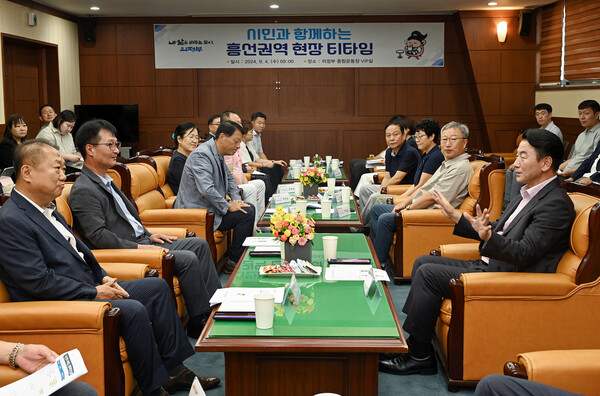 김동근 시장이 9월 4일 흥선‧호원권역 주민대표, 부서장들과 함께 현장 티타임을 진행하고 있다. 사진= 의정부시