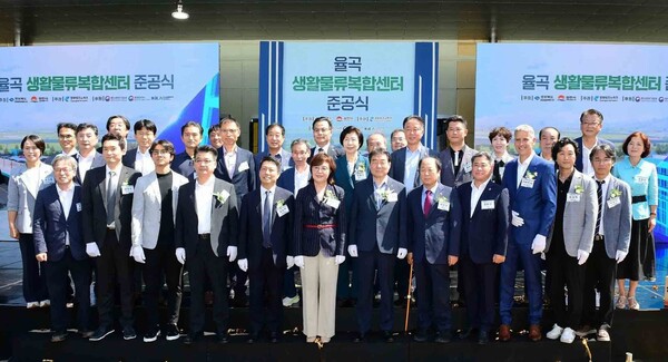 5일 오전 (왼쪽부터) 박순호 피엘지 대표, 양금희 경북도 경제부지사, 김충섭 김천시장, 곽형주 쿠팡로지스틱스서비스 상무가 업무 협약식후 기념촬영을 하고있다. 사진= 쿠팡