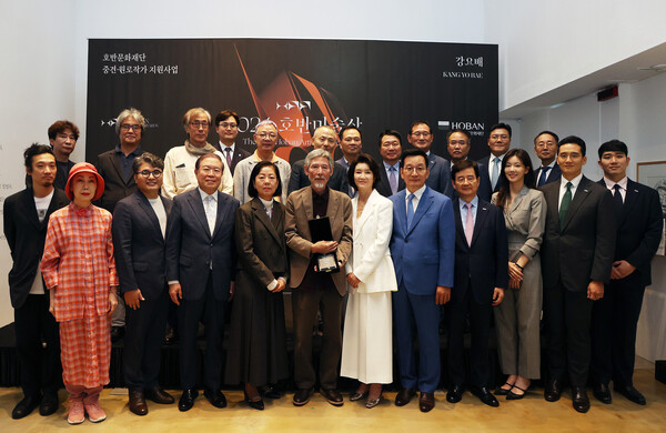 앞줄 왼쪽부터 쌈지농부 천재용 대표, 이명옥 사비나미술관 관장, 변종필 제주현대미술관 관장, 권영걸 국가건축정책위원회 위원장, 강요배 수상작가 내외, 우현희 호반문화재단 이사장, 김상열 서울신문 회장, 김선규 호반그룹 회장, 김민형 호반그룹 상무, 김대헌 호반그룹 기획총괄사장, 김민성 호반산업 전무 / 사진=호반건설