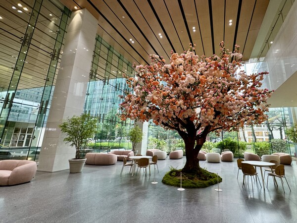 GS 건설 본사사옥 그랑서울 로비에 ‘자이목’으로 새단장한 모습 / 사진=GS건설