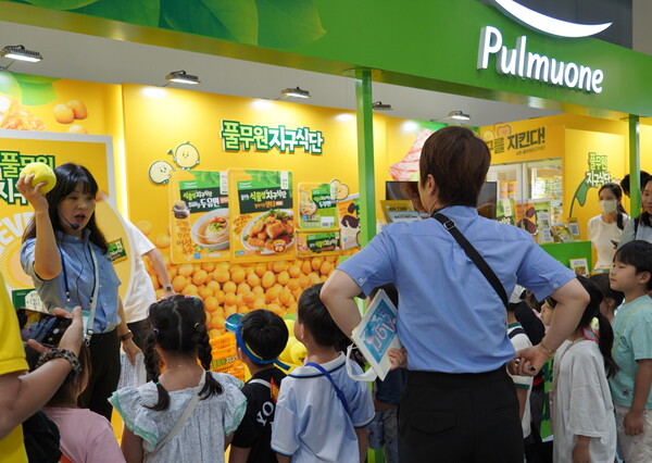 대한민국 농업박람회를 방문한 어린이 관람객들이 풀무원지구식단 홍보 부스에서 설명을 듣고 있다. 사진= 풀무원