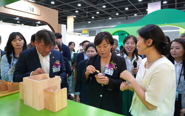 지난 5일 2024 대한민국 농업박람회 '풀무원지구식단' 홍보 부스에 방문한 송미령 농림축산식품부 장관(앞줄 가운데)이 풀무원 식물성 제품에 대해 풀무원식품 박종희 상무(앞줄 오른쪽)의 설명을 듣고 있다. 사진= 풀무원