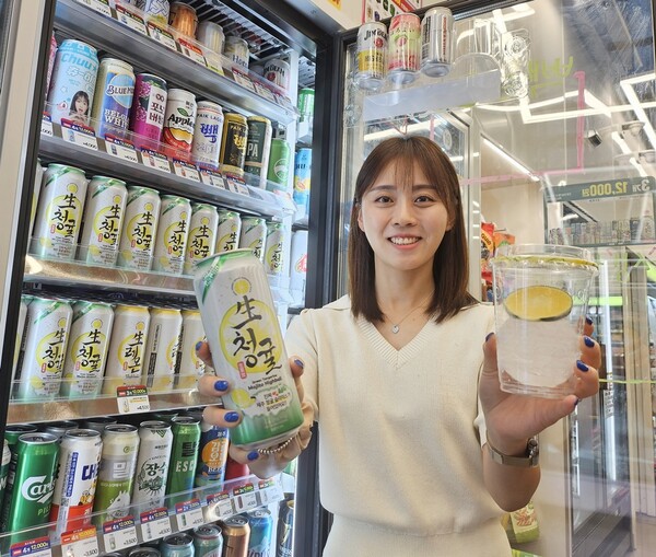 CU가 초가을 제철 과일인 제주산 청귤 슬라이스를 넣은 생청귤 하이볼과 청귤 얼음컵을 출시했다고 6일 밝혔다. 사진= BGF리테일