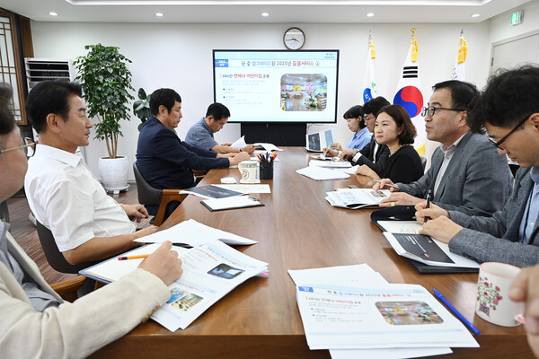 김동근 시장이 5일 시장실에서 의정부시 인구 분석 및 정책방향에 대한 ‘제2회 복지정책 전략회의’를 진행하고 있다. 사진= 의정부시
