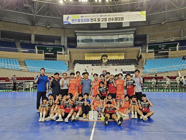 사진 2024 핸드볼코리아 전국중고등 선수권대회 여자고등부 우승을 차지한 일신여자고등학교 선수들, 사진 제공=대한핸드볼협회