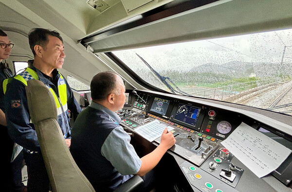 한문희 코레일 사장(사진 왼쪽)이 6일 동해선 삼척역~포항역 구간에서 시운전 열차에 탑승해 올해 말 개통을 앞둔 해당 구간 공사 진행 상황을 점검했다. / 사진=코레일