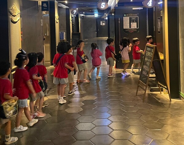 삼표그룹이 제12회 서울국제어린이영화제에서 은평구 지역 내 아동을 대상으로 맞춤형 무료 영화상영회를 진행한 가운데 지난 6일 영화제 현장에서 어린이들이 영화를 관람하고 있다. /사진 =삼표그룹