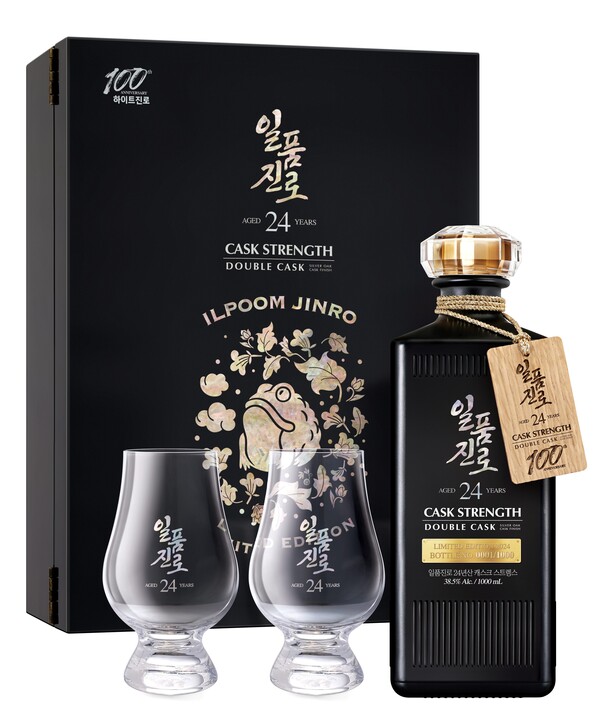 하이트진로는 지난 3일에 출시한 ‘일품진로 24년산 캐스크 스트렝스(이하 일품진로 캐스크 스트렝스)’를 한정판 거래 플랫폼 크림(KREAM)에서 추첨 판매 한다고 9일 밝혔다. 사진= 하이트진로