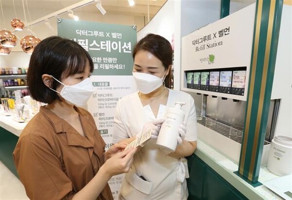 LG생활건강은 그린패키징 가이드를 통해 국내 탄산음료 최초로 용기에 라벨을 없앤 씨그램 ‘무라벨 제품’을 선보였다. 사진= LG생활건강