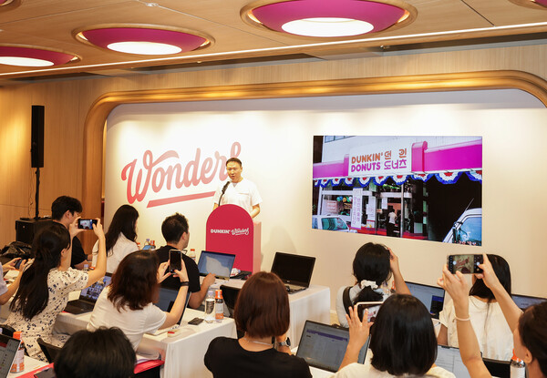  SPC그룹 허희수 부사장과 ‘던킨 원더스 청담’ . 사진= SPC 던킨