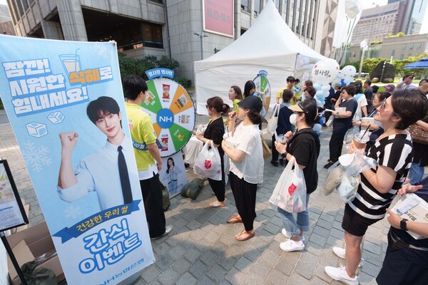 NH농협은행이 지난 3일 서울 중구 한국프레스센터 앞 '서울마당' 일대에서 개최한 쌀소비촉진 캠페인에서 대학생 봉사단 N돌핀과 농협은행 임직원들이 함께 우리쌀과 쌀가공품을 시민들에게 나눠주며 아침밥의 중요성을 알리고 있다. 사진=NH농협은행