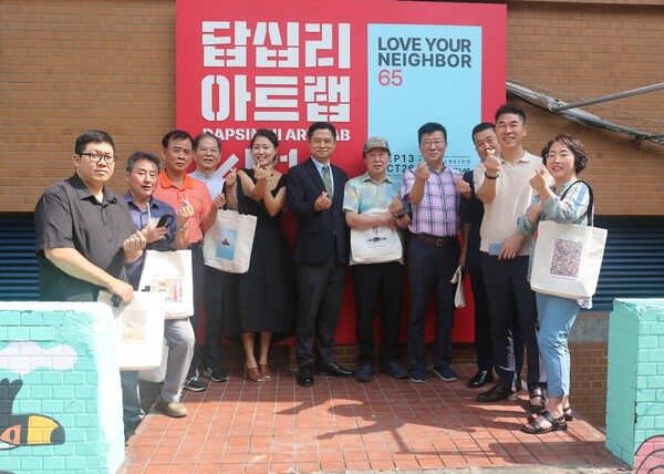 왼쪽부터 최돈규 2동 상가대표, 주임상 6동 상가대표, 신강길 2동 지하번영회원, 이상국 3동 지하상가대표, 조혜정 성신여자대학교 교수, 박병율 이랜드문화재단 대표, 어민선 삼희상가관리단 대표, 임기종 2동 지하상가대표, 김도형 이서비스 자산관리 팀장, 정경호 삼희상가관리단 감사, 이선의 3동 상가대표 / 사진=이랜드