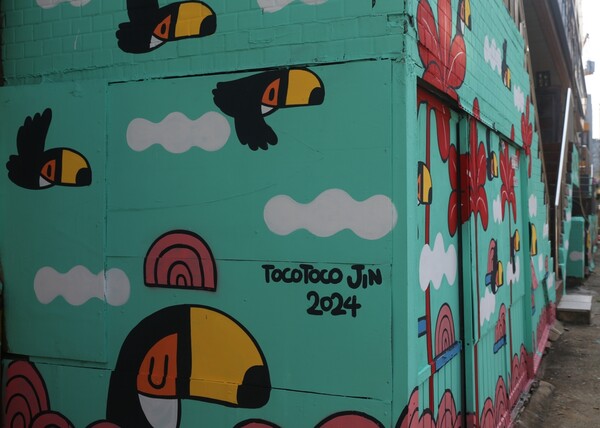 답십리 아트랩 외벽에 그려진 ‘토코토코 진’ 작가 벽화 / 사진=이랜드