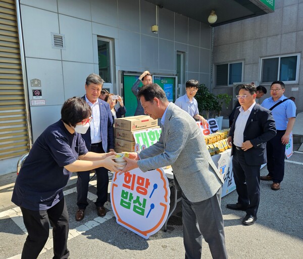 박석모 농협중앙회 조합감사위원장이 고객에게 우리쌀로 만든 즉석밥을 나눠주고 있다. / 사진=NH농협