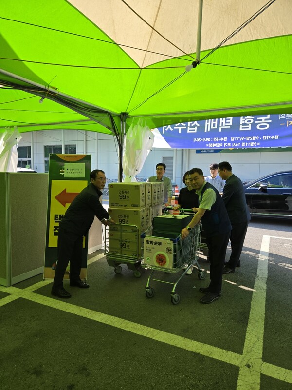 최선식 대표이사와(왼쪽 첫번째) 한상구 농협유통 양재지사장(오른쪽 첫번째)이 택배 접수처에서 고객을 응대하고 있다. / 사진=NH농협