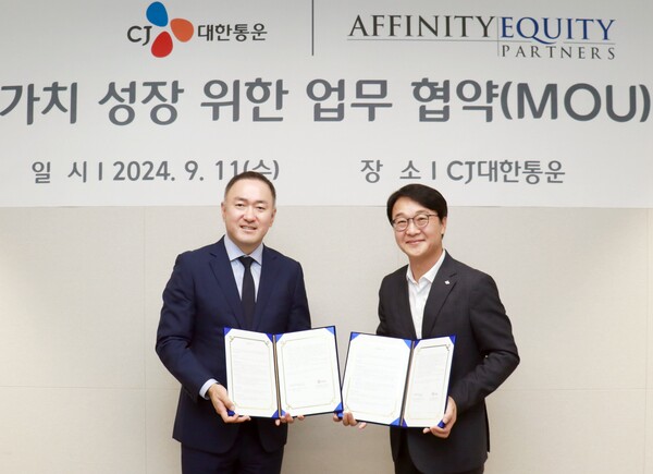 CJ대한통운이 글로벌 사모펀드기업 어피니티와 전략적 업무협약을 체결했다. 11일 서울 종로구 CJ대한통운 본사 회의실에서 기념촬영을 하고 있는 민병철 어피니티 한국총괄대표(왼쪽)와 윤진 CJ대한통운 한국사업부문 대표. 사진= CJ대한통운
