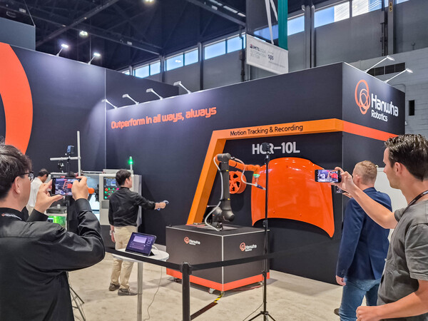 HCR-10L 협동 로봇이 사람의 차량 본넷, 휠 파우더 코팅 동작을 학습하고 있는 모습 / 사진=한화로보틱스