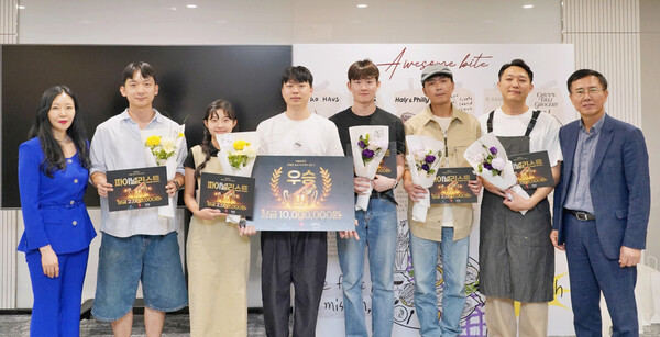 어썸바잇트 최종 품평회 단체 기념사진(여명랑 롯데웰푸드 푸드사업부장(가장 왼쪽), 박치형 동반위 운영처장(가장 오른쪽)) / 사진=롯데웰푸드