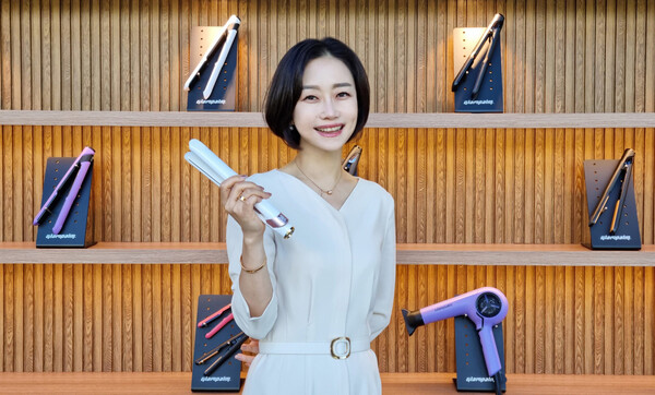 이명현 언일전자 대표가 자사 프리미엄 고데기 브랜드 글램팜 제품을 들어 보이고 있다. 사진=쿠핑