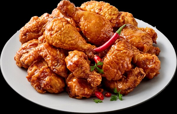 bhc 치킨이 ‘골드킹’의 매운맛 버전 ‘핫골드킹’을 출시하며, ‘핫’ 치킨 메뉴 라인업을 강화한다. 사진= bhc 치킨