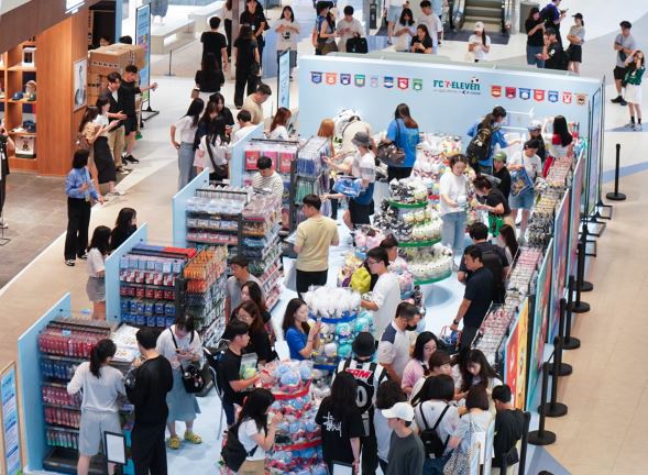 세븐일레븐은 지난 7월 중순 약 3주간 서울 잠실 롯데월드타워 일대에서 K리그, 산리오캐릭터즈와 트리플 콜라보로 선보였던 ‘FC 세븐일레븐’을 오는29일까지 롯데프리미엄아울렛 동부산점에서 앙코르 팝업스토어로 개최한다. 사진= 세븐일레븐