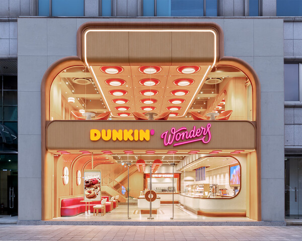 SPC 비알코리아가 운영하는 던킨이 신규 프리미엄 콘셉트 ‘원더스(Wonders)’를 적용한 첫 플래그십 스토어 ‘던킨 원더스 청담’을 12일 오픈했다고 밝혔다. 사진= SPC 던킨