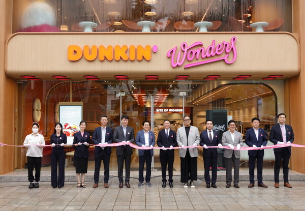 SPC그룹 비알코리아가 운영하는 던킨이 오늘(12일) 신규 프리미엄 콘셉트 를 적용한 던킨 원더스 청담 매장 론칭을 기념해 리본 커팅을 하고 있다. 사진= SPC 던킨