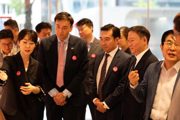 SPC그룹 비알코리아가 운영하는 던킨이 오늘(12일) 진행한 던킨 원더스 청담 오픈 행사에서 참석한 내빈들이 비알코리아 심수연 던킨 마케팅실장(맨 왼쪽)으로부터 신제품 원더스 도넛에 대한 설명을 듣고 있다. 사진= SPC 던킨