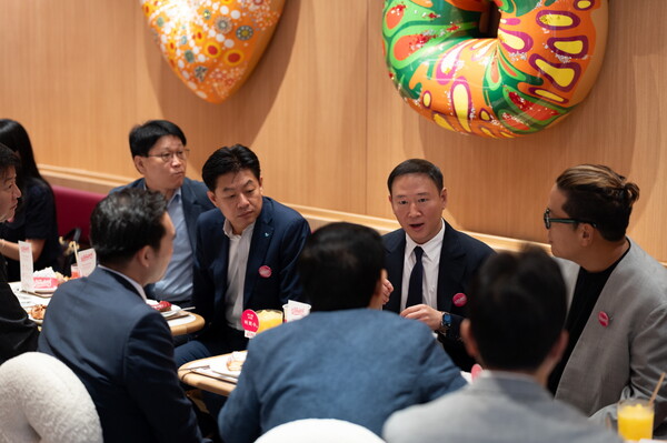 SPC그룹 비알코리아가 운영하는 던킨이 오늘(12일) 진행한 던킨 원더스 청담 오픈 행사에서 SPC그룹 허희수 부사장(가운데)이 내빈들과 함께 신제품 원더스 도넛을 시식하고 있다. 사진= SPC 던킨