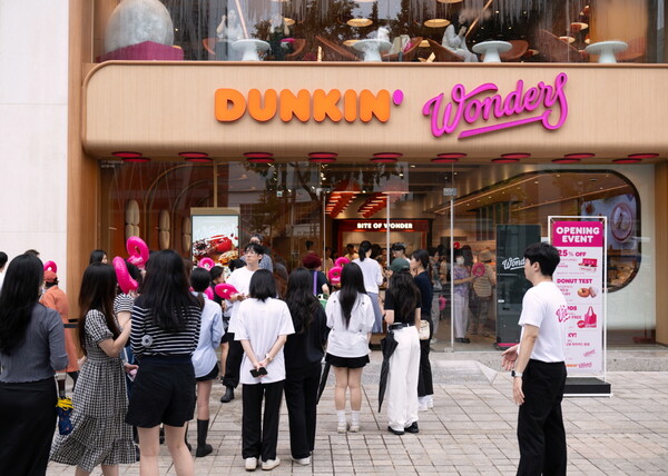 SPC그룹 비알코리아가 운영하는 던킨이 오늘(12일) 강남 도산대로에 신규 프리미엄 콘셉트 원더스(Wonders)를 적용한 던킨 원더스 청담을 오픈해 매장을 찾은 고객들이 줄을 서서 입장을 기다리고 있다. 사진= SPC 던킨