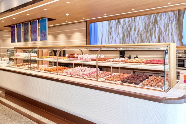 SPC그룹 비알코리아 던킨이 신규 프리미엄 콘셉트 원더스(Wonders)를 적용해 강남 도산대로에 오픈한 던킨 원더스 청담. 사진= SPC 던킨