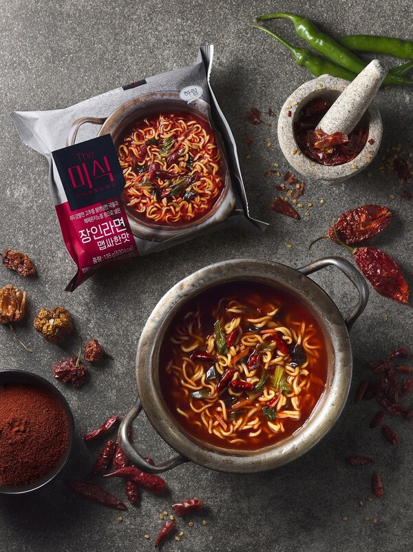 라면부터 핫도그까지 재료와 복잡한 조리과정 없이 간단하게 먹을 수 있는 다양한 매운맛 제품이 주목을 받고 있다. 이번 추석, 매운맛으로 ‘명절음식 증후군’을 타파해보자. 사진= 하림 '더미식'.