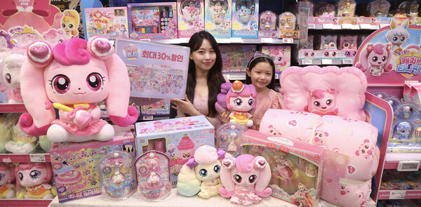 이마트가 어린이 팬덤의 열렬한 사랑을 받는 인기 TV 시리즈 “캐치! 티니핑” 캐릭터 상품을 최대 30% 할인 판매한다. 사진= 이마트