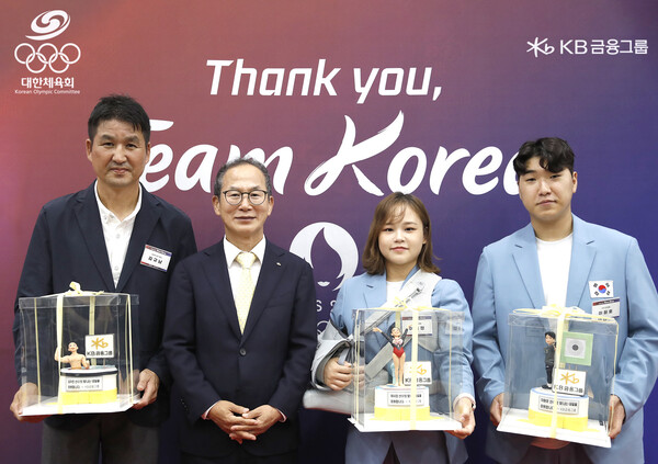 13일 서울 올림픽파크텔에서 진행된 ‘땡큐 팀 코리아(Thank You, TEAM KOREA)’ 행사에서 김우민 선수의 아버지 김규남(왼쪽에서 첫번째), 양종희 KB금융그룹 회장(왼쪽에서 두번째), 여서정 선수(왼쪽에서 세번째), 이원호 선수(왼쪽에서 네번째)가 기념 촬영을 하고 있다. / 사진=KB금융