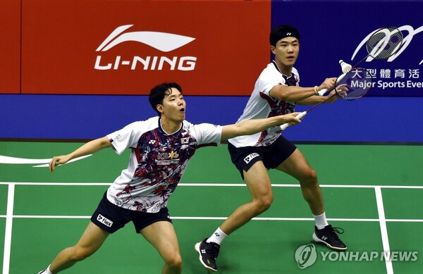 서승재(왼쪽)와 강민혁의 결승전 경기 모습 / 사진=연합뉴스