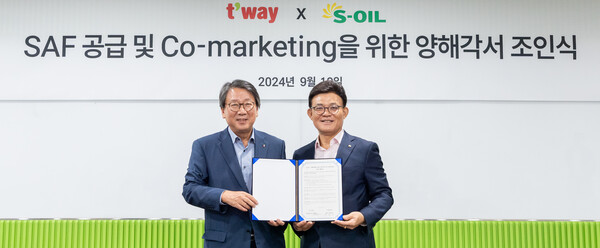 9월 19일서울 강서구 티웨이항공 훈련센터에서 정홍근 티웨이항공 대표이사(좌측)와 안종범 S-OIL 마케팅총괄 사장(우측)이 참석한 가운데 '지속가능항공유(SAF) 공급 업무협약(MOU)'을 진행했다. / 사진=티웨이항공