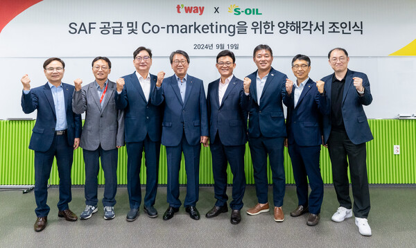 9월 19일(목) 서울 강서구 티웨이항공 훈련센터에서 '지속가능항공유(SAF) 공급 업무협약(MOU)'을 진행한 후 기념사진을 촬영하고 있다. 정홍근 티웨이항공 대표이사(좌측에서 네번째), 김형이 티웨이항공 경영본부장(우측에서 세번째), 박성섭 티웨이항공 화물대외담당 상무(좌측에서 두번째), 공병욱 티웨이항공 자재담당 상무(우측에서 첫번째), 안종범 S-OIL 마케팅총괄 사장(우측에서 네번째), 서정규 국내영업본부 부사장(좌측에서 세번째), 이기봉 국내판매부문 전무(우측에서 두번째), 이정인 법인영업 팀장(좌측에서 첫번쨰) / 사진=티웨이항공