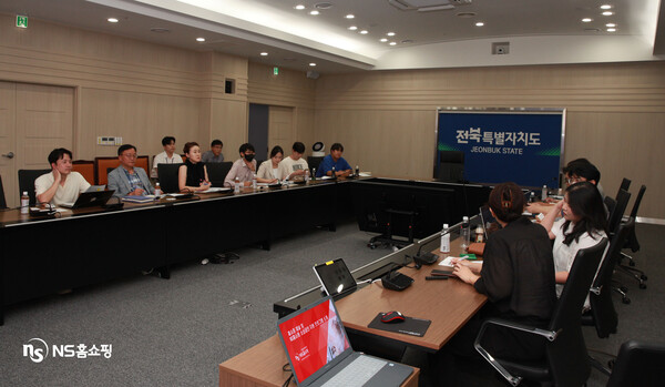 NS홈쇼핑이 지난 12일 전북도청에서 ‘NS푸드페스타 2024 ‘2일차 행사로 진행되는 ‘식품 스타트업경진대회’에 참가할 기업과 관계기관을 대상으로 설명회를 가졌다. 사진= NS홈쇼핑