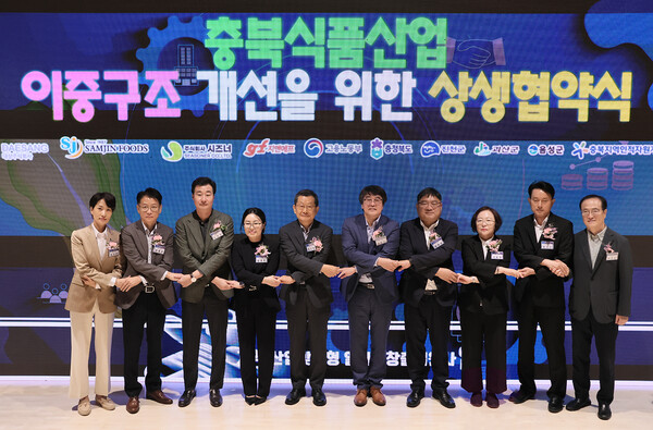 24일 충북 괴산군 자연드림파크에서 열린 충북식품산업 이중구조 개선을 위한 상생협약식에서 관계자들이 기념사진을 촬영하고 있다. (왼쪽부터) 김수민 충북 정무부지사, 윤종오 (주)삼진푸드 상무이사, 노동영 (주)시즈너 대표이사, 김경숙 대상(주) ESG경영실장, 전도현 (주)지앤에프 대표이사, 김유진 고용노동부 노동정책실장, 장우성 괴산군 부군수, 서동경 음성군 부군수, 문석구 진천군 부군수. 사진=  대상㈜