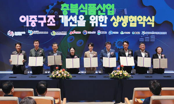 (왼쪽부터) 윤종오 (주)삼진푸드 상무이사, 노동영 (주)시즈너 대표이사, 전도현 (주)지앤에프 대표이사, 김경숙 대상(주) ESG경영실장, 김수민 충북 정무부지사, 김유진 고용노동부 노동정책실장, 문석구 진천군 부군수, 장우성 괴산군 부군수, 서동경 음성군 부군수. 사진= 대상㈜