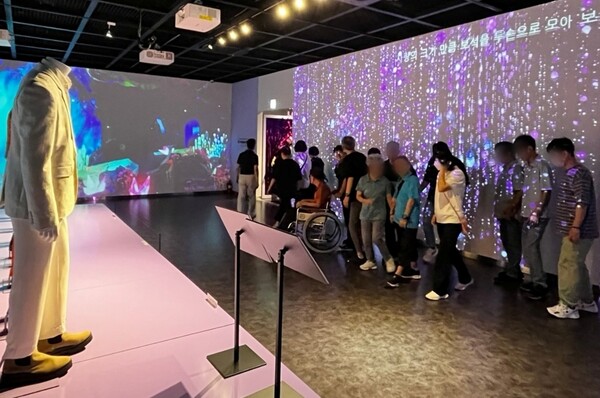 이랜드뮤지엄이 익산시와 함께 익산 보석박물관 기획전시실에서 선보이는 ‘퀸즈 컬렉션’ 전시가 큰 인기를 끌고 있다. 사진= 이랜드뮤지엄