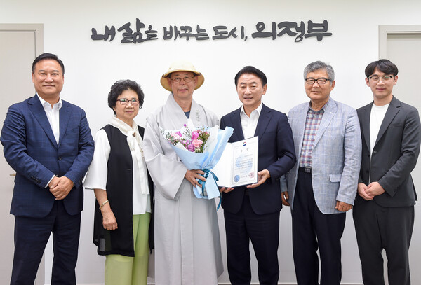 의정부시는 시의 노인일자리 전담기관 의정부시니어클럽이 ‘노인일자리 및 사회활동지원사업 평가’에서 3년 연속 보건복지부장관 최우수 표창을 수상했다고 25일 밝혔다. 사진= 의정부시