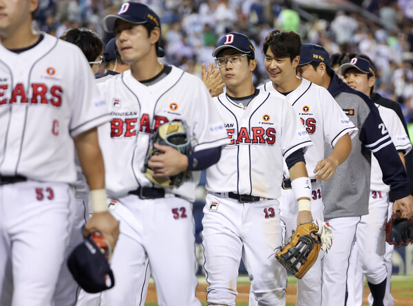 숨 가쁘게 달려온 프로야구가 포스트시즌 진출팀을 확정하고 한국시리즈(KS) 우승을 향한 레이스에 돌입한다. 이미지는 두산 베어스. 사진= 연합뉴스