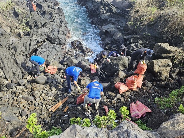 하이트진로는 ‘2024 국제연안정화의 날 해양쓰레기 자원순환 워크숍’ 일정에 맞춰 제주 닭머르 해안에서 올해 세 번째 반려해변 정화활동을 진행했다고 25일 밝혔다. 사진= 하이트진로