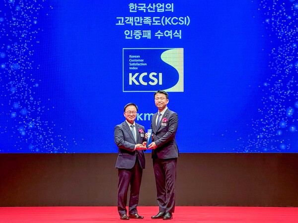  (왼쪽부터) 한수희 한국능률협회컨설팅 대표, 최석진 한화호텔앤드리조트 리조트 부문장. 사진= 한화호텔앤드리조트