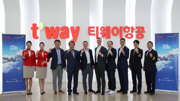 티웨이항공은 지난 25일 오후 김포공항에 위치한 티웨이항공 훈련센터에서 정홍근 티웨이항공 대표이사와 폴 기니 아볼론 사장 겸 영업 총괄 등 주요 관계자들이 참석한 가운데 A330-900NEO 리스 계약 체결식을 진행했다. 사진= 티웨이항공