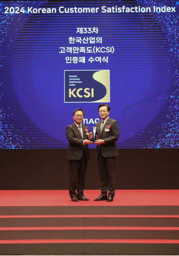 김이배 제주항공 대표이사(사진 오른쪽)가 9월26일 호텔신라 서울에서 진행된 ‘제33차 한국산업의 고객만족도(KCSI) 인증패 수여식’에서 저비용항공 부문 1위를 수상하고 있다. 사진= 제주항공 